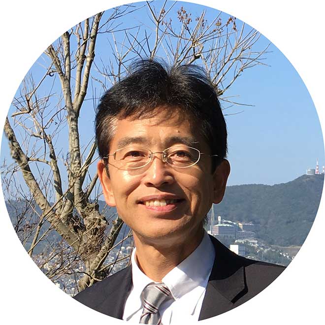 雪山に笑顔で立つ社長の肖像